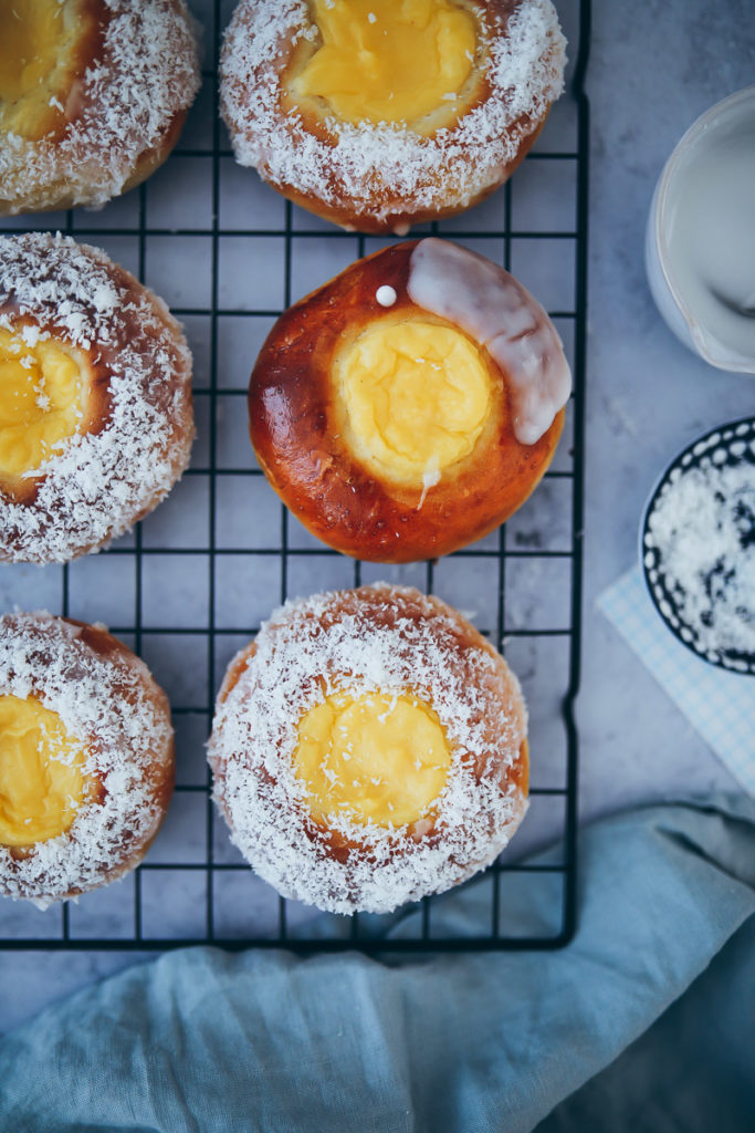 Skoleboller skolebrod norwegische hefeschnecken mit vanillecreme füllung creme patisserie konditorcreme zuckerguss und kokosnuss norwegian custard buns recipe foodstyling backerezept einfacher hefeteig hefegebäck teilchen vanillefüllung foostylist food photography backblog foodblog buns