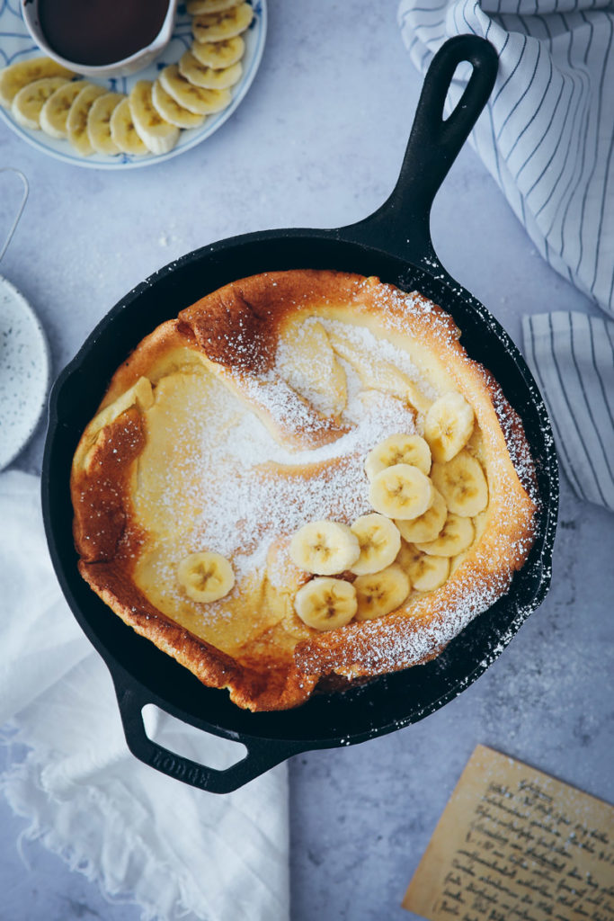 rezept dutch baby ofenpfannkuchen german pancake amerikansche Pfannkuchen aus dem Ofen frühstücksrezept banane schokolade banana dutch baby recipe foodstyling Food photography german foodblog deutscher foodblog backen backblog bakefeed breakfast brunch ideas brunchrezept