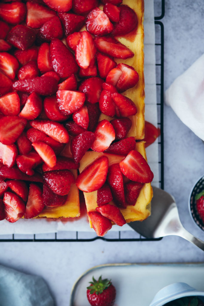 Erdbeer Kaesekuchen blech cheesecake strawberry baking sommerkuchen erdbeerkuchen quark käsekuchen foodstylist food styling food photography bakefeed zuckerzimtundliebe