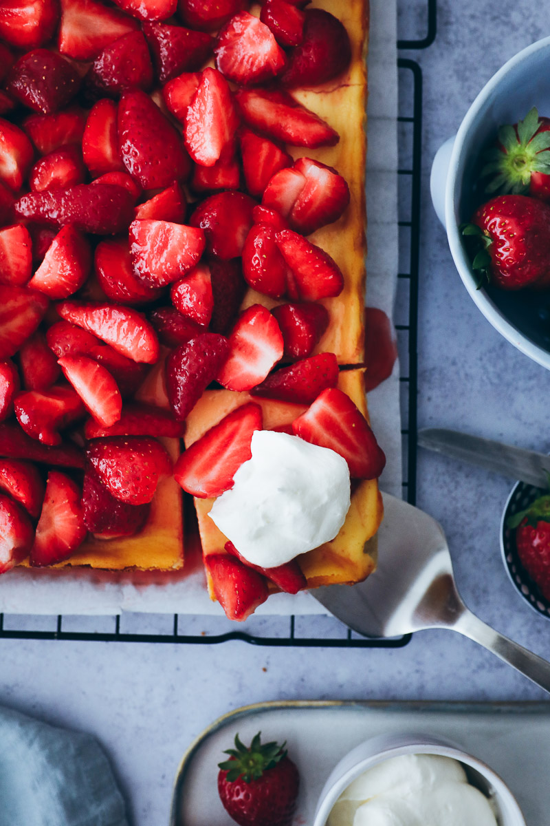 Rezept für Erdbeer-Käsekuchen vom Blech – ein Quark Käsekuchen mit mazerierten Erdbeeren