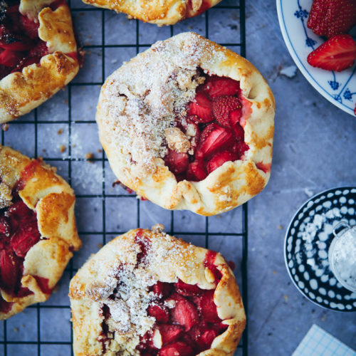 Erdbeer Galette Tarte strawberry galette tarts mini tart erdbeerkuchen erdbeerrerzepte sommer kuchen pie foodblog foodstyling food photography