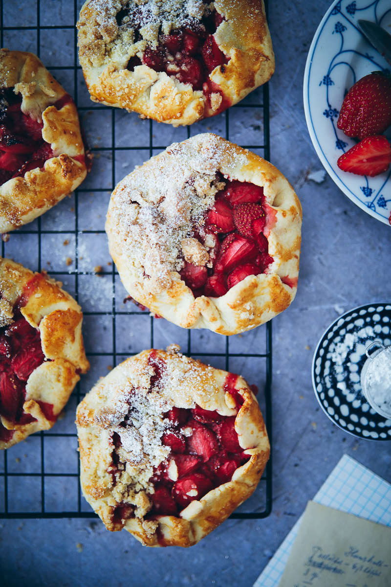 Rezept für Erdbeer-Streusel Tartes – strawberry streusel galettes recipe