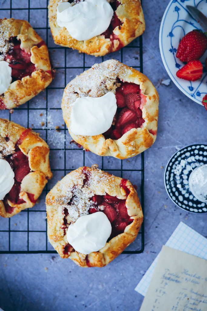 Erdbeer Galette Tarte strawberry galette tarts mini tart erdbeerkuchen erdbeerrerzepte sommer kuchen pie foodblog foodstyling food photography