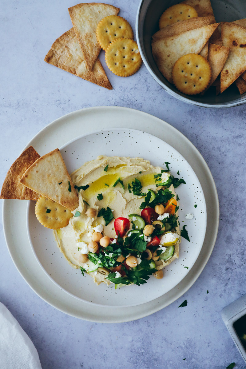 Rezept für Loaded Hummus mit Gemüse und selbstgemachte Tortilla Chips