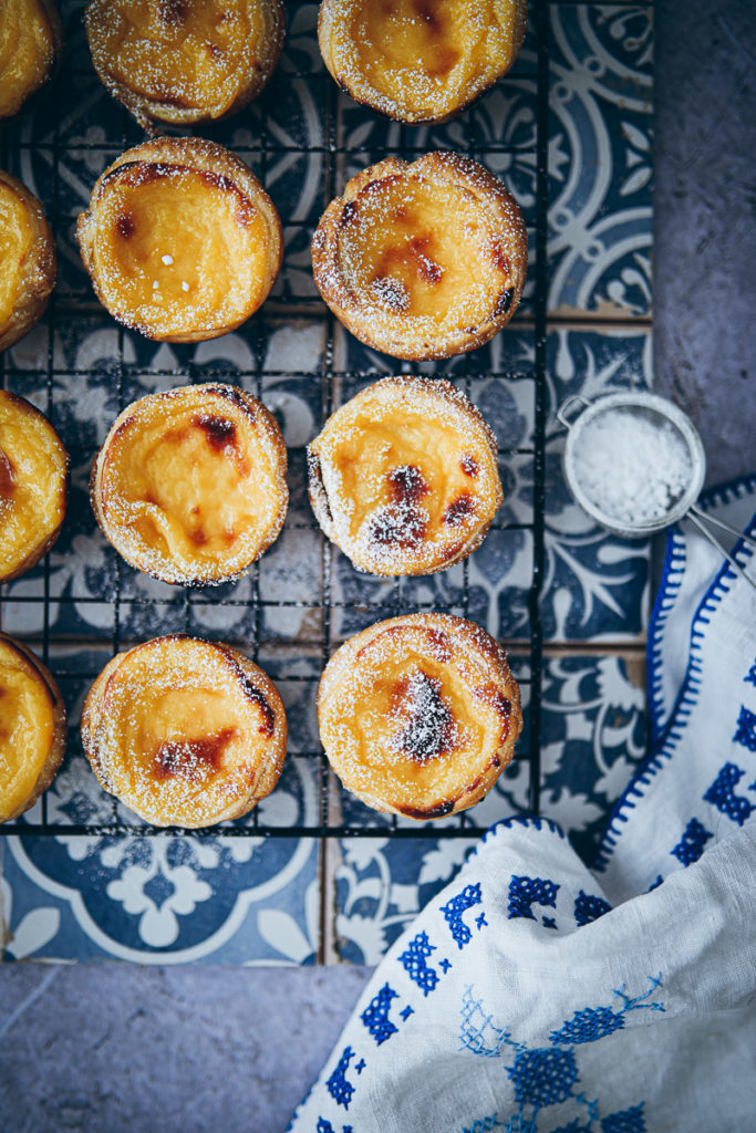 pasteis pastel de nata rezept recipe portugiesische puddingtörtchen portuguese custart tarts blätterteig rezept foodblog backblog foodstyling food 52 bakefeed foodstylist backblog törtchen muffins
