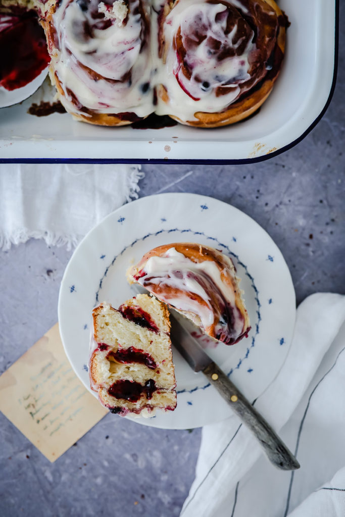Blaubeer Hefeschnecken Heidelbeer cinnamon rolls zimtschnecken blueberry rolls buns foodstylist foodstyling zuckerzimtundliebe foodblog backblog the bakefeed feedfeed food photography einfacher hefeteig trockenhefe