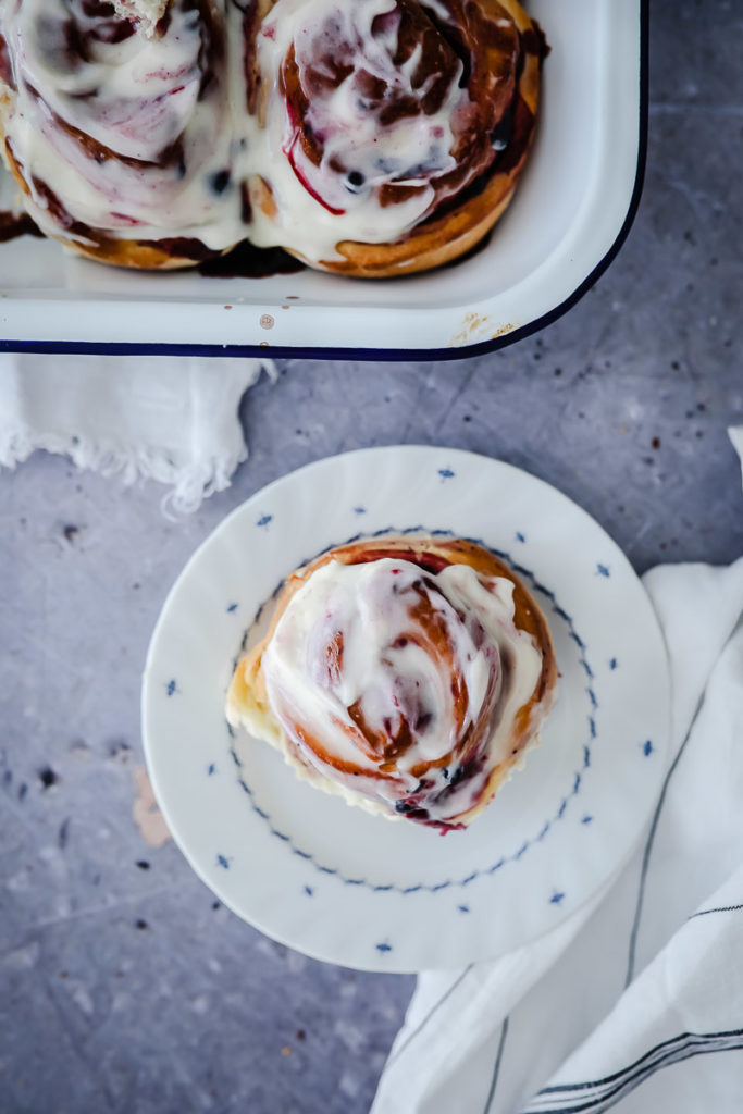 Blaubeer Hefeschnecken Heidelbeer cinnamon rolls zimtschnecken blueberry rolls buns foodstylist foodstyling zuckerzimtundliebe foodblog backblog the bakefeed feedfeed food photography einfacher hefeteig trockenhefe
