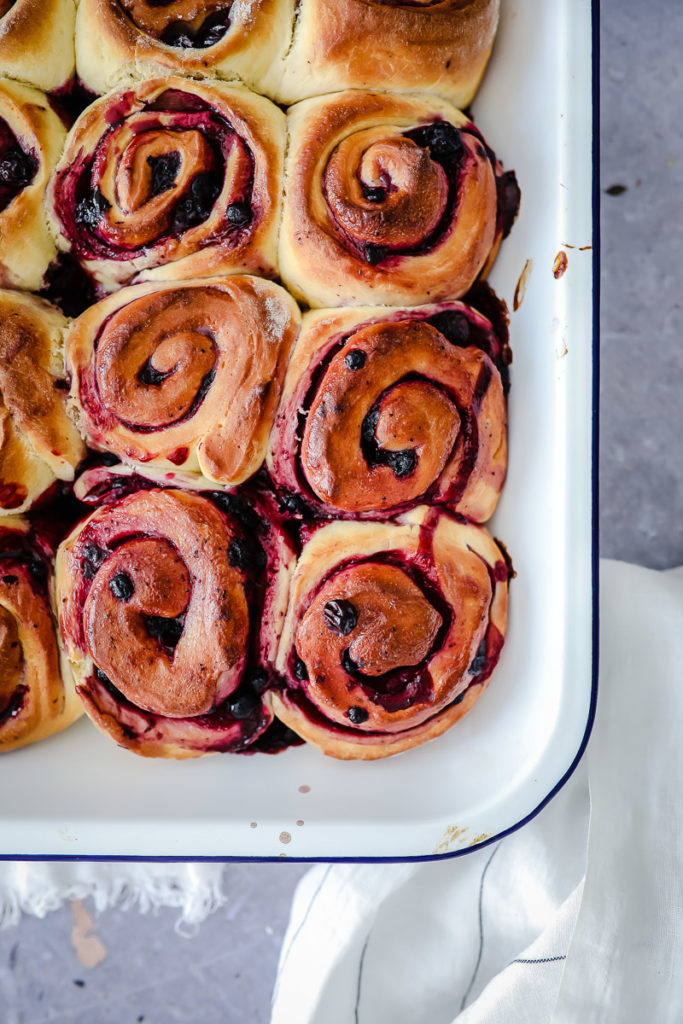 Blaubeer Hefeschnecken Heidelbeer cinnamon rolls zimtschnecken blueberry rolls buns foodstylist foodstyling zuckerzimtundliebe foodblog backblog the bakefeed feedfeed food photography einfacher hefeteig trockenhefe