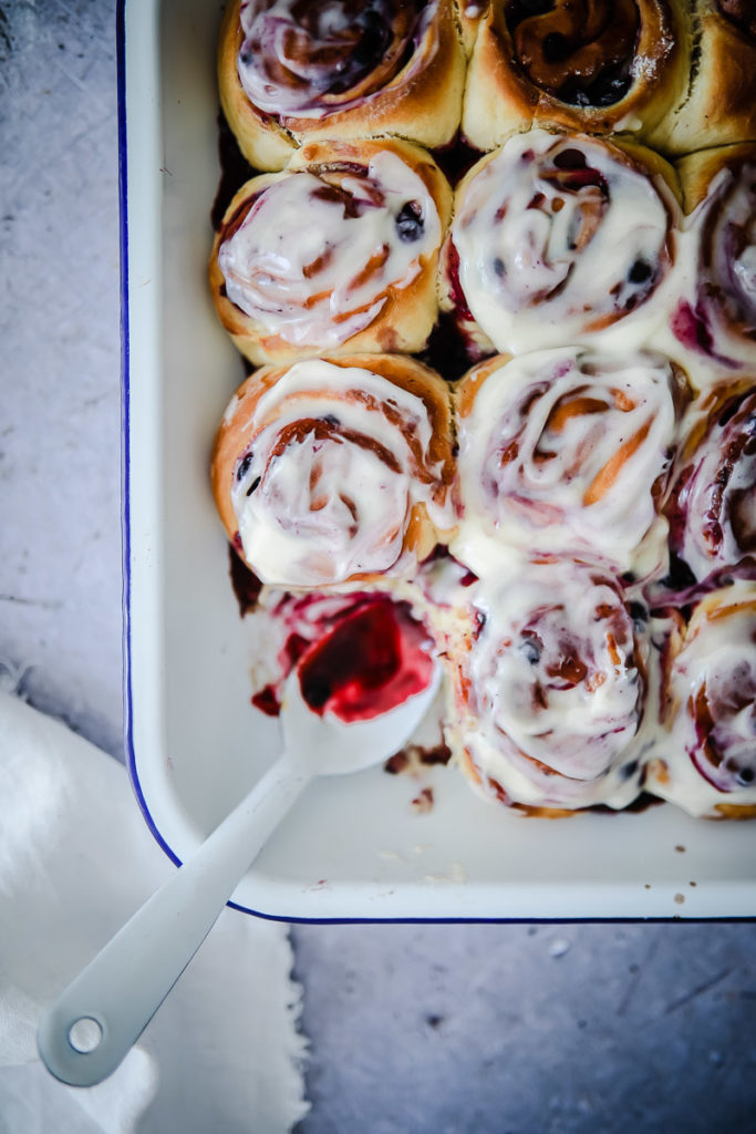 Blaubeer Hefeschnecken Heidelbeer cinnamon rolls zimtschnecken blueberry rolls buns foodstylist foodstyling zuckerzimtundliebe foodblog backblog the bakefeed feedfeed food photography einfacher hefeteig trockenhefe