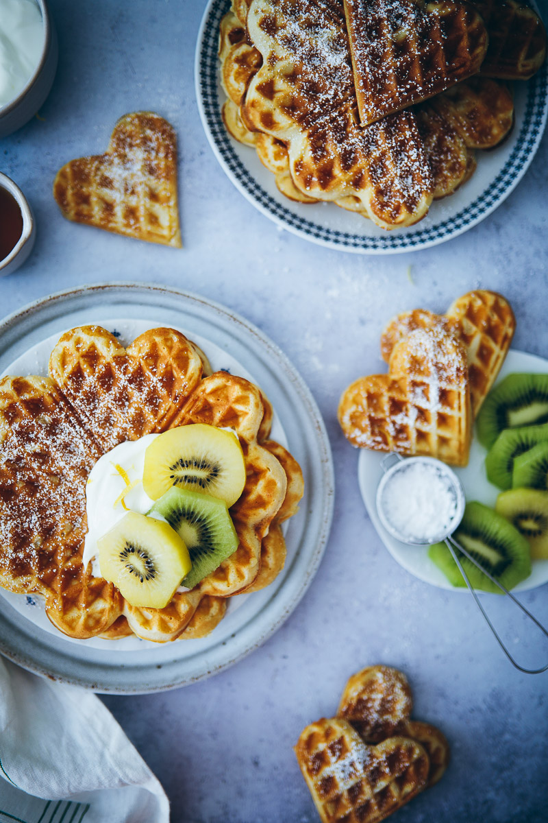 Rezept für sommerliche Zitronen-Waffeln mit Zespri-Kiwi {enthält Werbung}