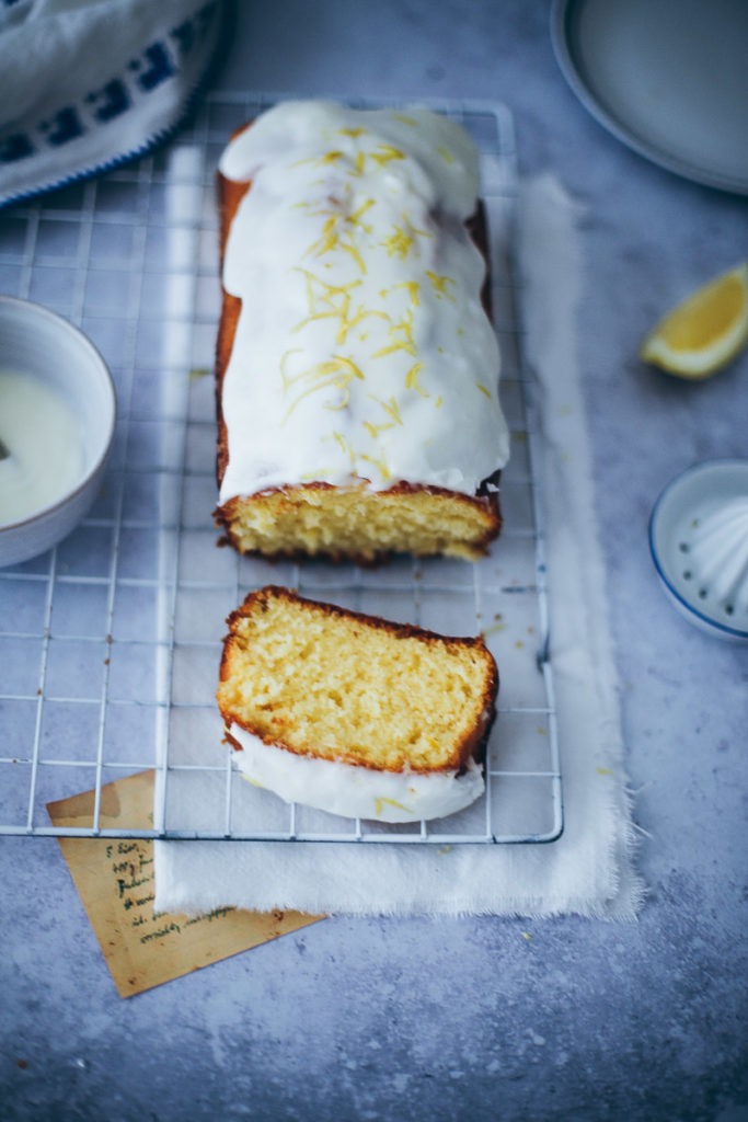 einfacher bester Zitronenkuchen Kastenform Rührteig lemon drizzle cake lemon glaze recipe foodstyling food stylist food photography backblog the bakefeed zuckerzimtundliebe