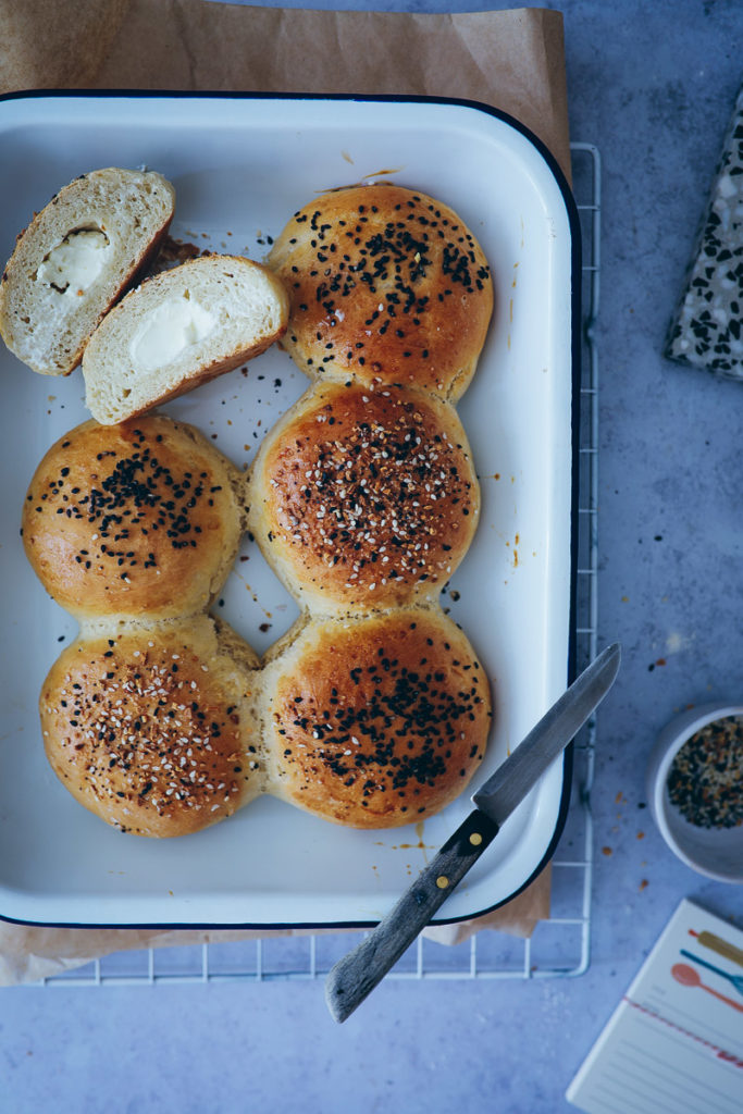 rezept selbstgemachte brötchen einfach selber backen frischkäse füllung cream cheese filled everything bagel buns frühstück brunchrezept käsebrötchen käsenbrot zuckerzimtundliebe foodstlyling food photography backblog german deutscher foodblog hefeteig trockenhefe