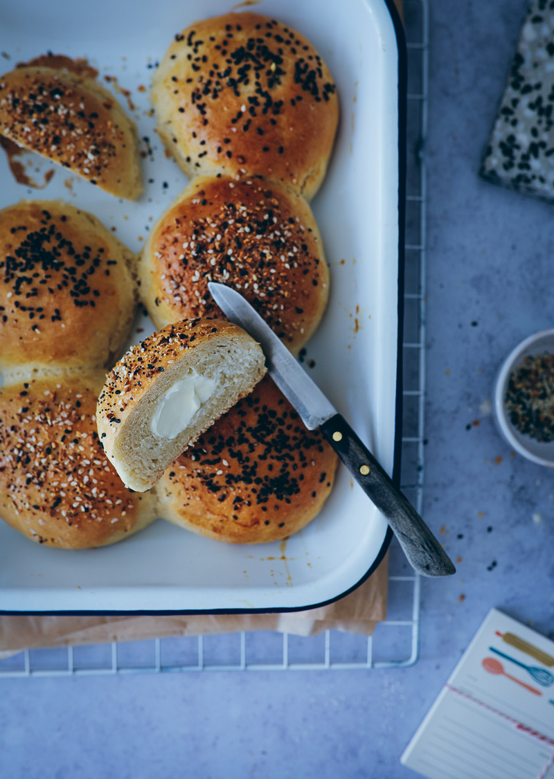Rezept für selbstgemachte Brötchen mit Frischkäse-Füllung