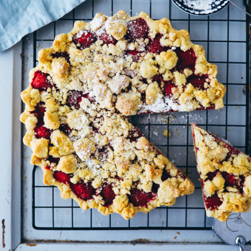 einfacher Erdbeer Streusel kuchen strawberry crumb streusel tart easy baking bester erdbeerkuchen erdbeerrezepte backblog deutscher foodblog bakefeed the feedfeed the kitchn summer baking foodstylist food styling