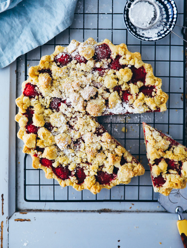 einfacher Erdbeer Streusel kuchen strawberry crumb streusel tart easy baking bester erdbeerkuchen erdbeerrezepte backblog deutscher foodblog bakefeed the feedfeed the kitchn summer baking foodstylist food styling