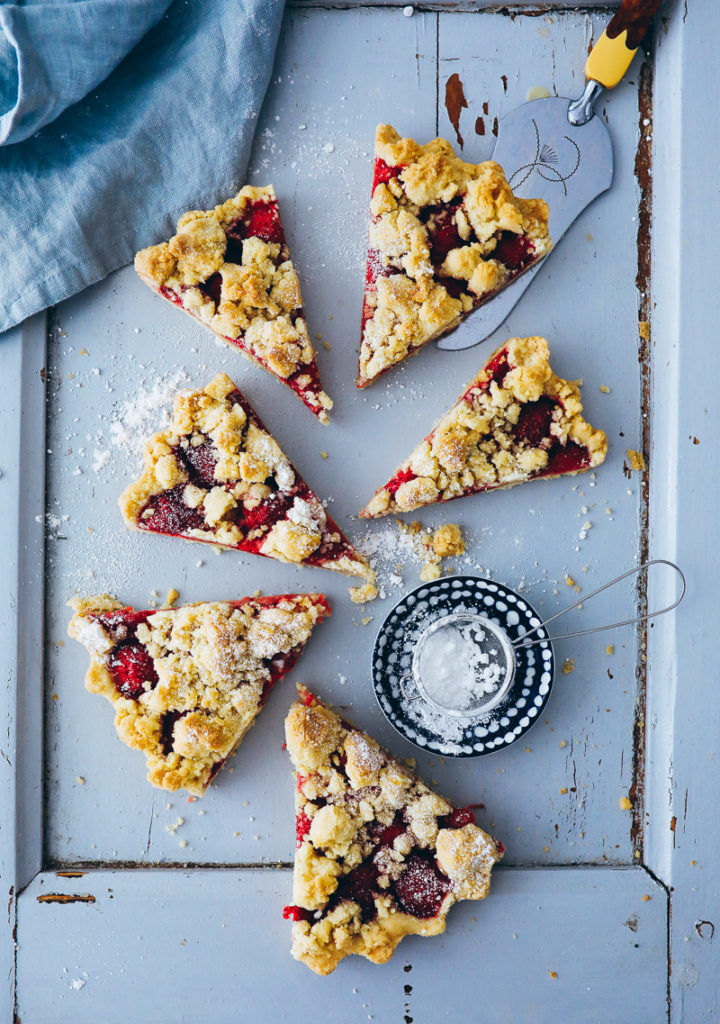 einfacher Erdbeer Streusel kuchen strawberry crumb streusel tart easy baking bester erdbeerkuchen erdbeerrezepte backblog deutscher foodblog bakefeed the feedfeed the kitchn summer baking foodstylist food styling
