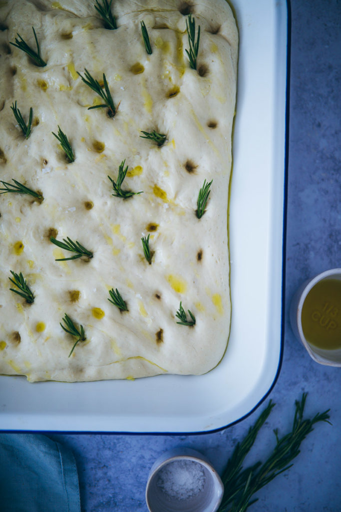 Zitronen Rosmarin Focaccia Rezept lemon rosemary focaccia recipe italian bread fladenbrot foodstyling bakefeed food 52 zuckerzimtundliebe foodstylist grillen grillrezepte olivenöl rezepte