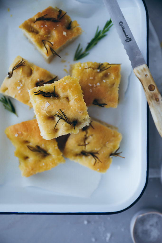 Zitronen Rosmarin Focaccia Rezept lemon rosemary focaccia recipe italian bread fladenbrot foodstyling bakefeed food 52 zuckerzimtundliebe foodstylist grillen grillrezepte olivenöl rezepte