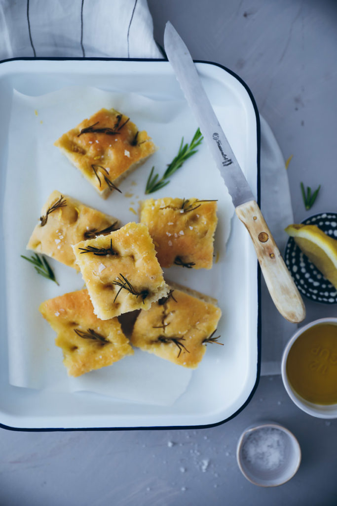 Zitronen Rosmarin Focaccia Rezept lemon rosemary focaccia recipe italian bread fladenbrot foodstyling bakefeed food 52 zuckerzimtundliebe foodstylist grillen grillrezepte olivenöl rezepte