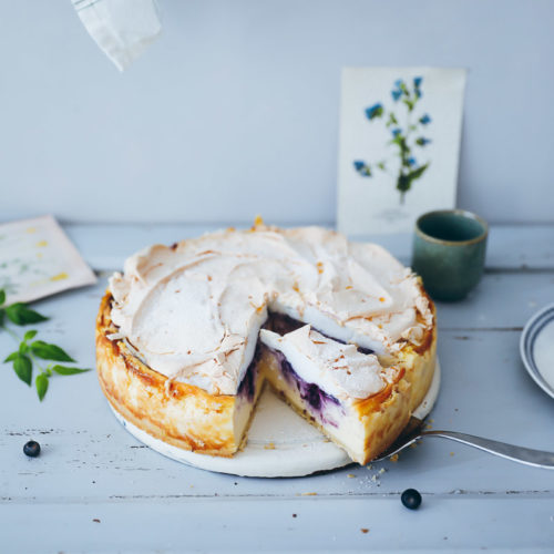 Goldtroepfchen torte rezept traenenkuchen käsekuchen baiser cheesecake meringue blueberry swirl cheesecake german cake foodstyling food photography zuckerzimtundliebe backblog deutscher foodblog foodstylist
