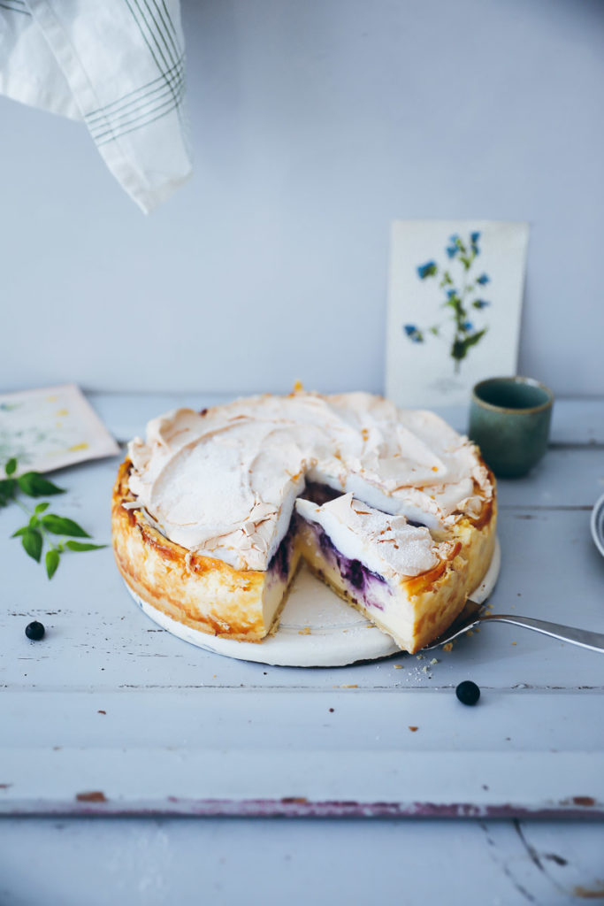 Goldtroepfchen torte rezept traenenkuchen käsekuchen baiser cheesecake meringue blueberry swirl cheesecake german cake foodstyling food photography zuckerzimtundliebe backblog deutscher foodblog foodstylist