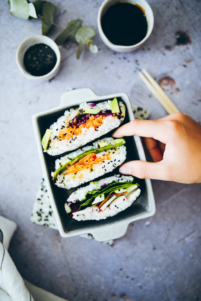 Onigirazu recipe rezept sushi sandwich selber machen foodstyling food stylist vegetarisch veggie food photography zuckerzimtundliebe foodblog cookfeed nytfood food52