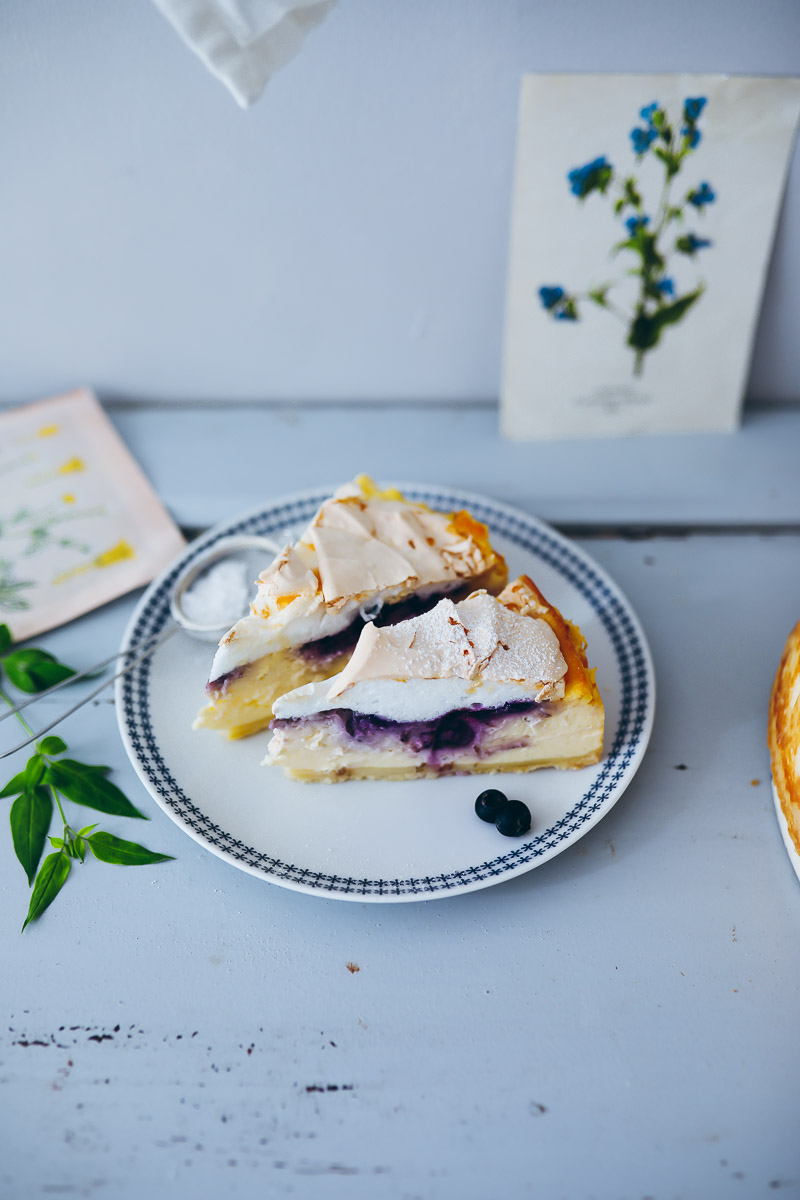 Goldtröpfchentorte oder Tränenkuchen mit Blaubeeren – ein Käsekuchen mit Baiserhaube