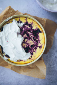 Goldtroepfchen torte rezept traenenkuchen käsekuchen baiser cheesecake meringue blueberry swirl cheesecake german cake foodstyling food photography zuckerzimtundliebe backblog deutscher foodblog foodstylist