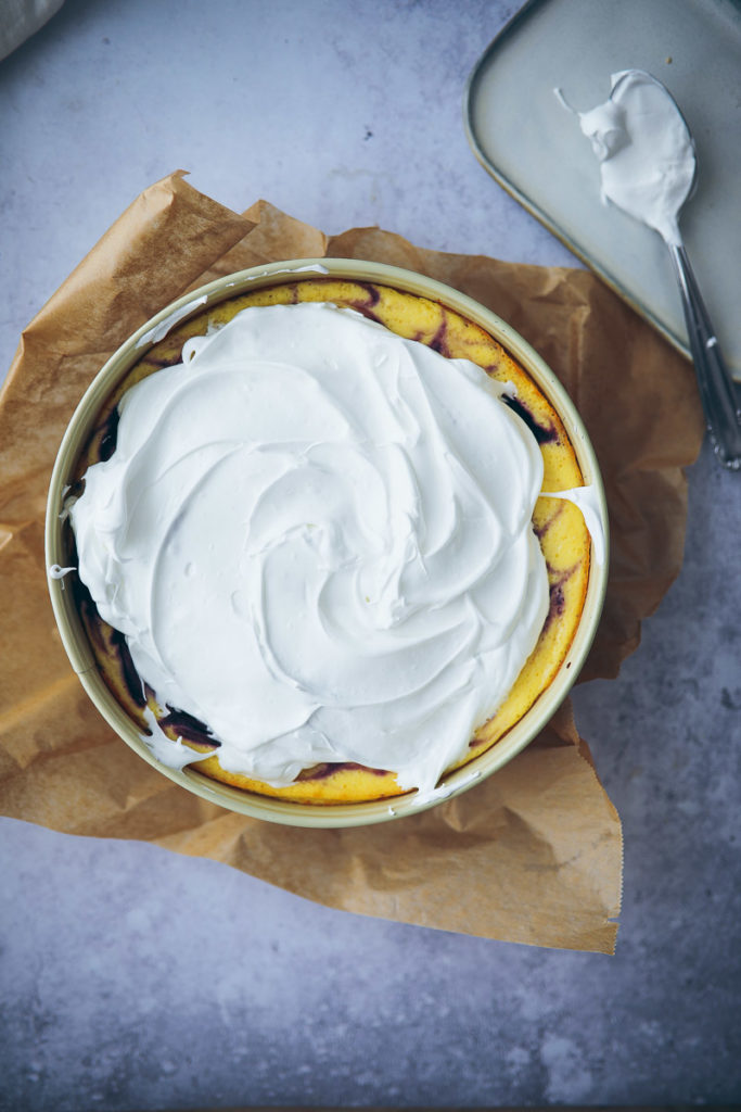 Goldtroepfchen torte rezept traenenkuchen käsekuchen baiser cheesecake meringue blueberry swirl cheesecake german cake foodstyling food photography zuckerzimtundliebe backblog deutscher foodblog foodstylist