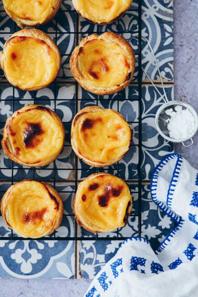 pasteis pastel de nata rezept recipe portugiesische puddingtörtchen portuguese custart tarts blätterteig rezept foodblog backblog foodstyling food 52 bakefeed foodstylist backblog törtchen muffins 