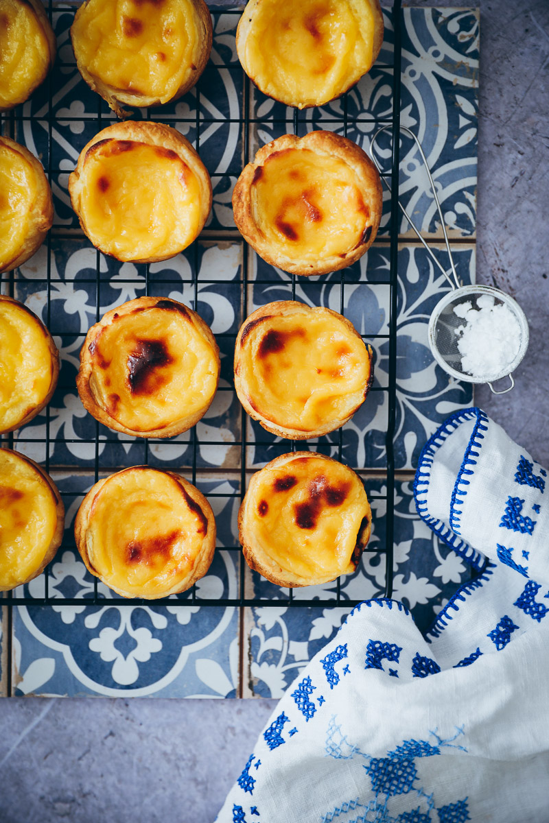 pasteis pastel de nata rezept recipe portugiesische puddingtörtchen portuguese custart tarts blätterteig rezept foodblog backblog foodstyling food 52 bakefeed foodstylist backblog törtchen muffins