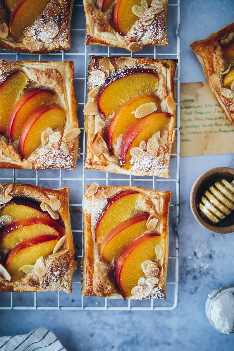 Kleine sommerliche Pfirsich-Mandel-Frangipane-Tartes – peaches and almond frangipane tarts