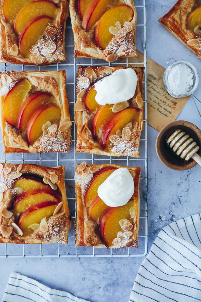 Pfirsich Frangipane Mandeltarte tartelettes steinobst kuchen obstkuchen sommerkuchen backen blätterteigrezept puff pastry frangipane tart peaches cake foodstylist food styling food 52 the bakefeed zuckerzimtundliebe foodblog backblog