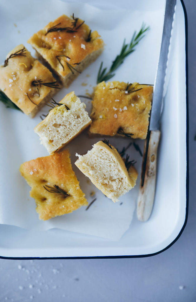 Zitronen Rosmarin Focaccia Rezept lemon rosemary focaccia recipe italian bread fladenbrot foodstyling bakefeed food 52 zuckerzimtundliebe foodstylist grillen grillrezepte olivenöl rezepte