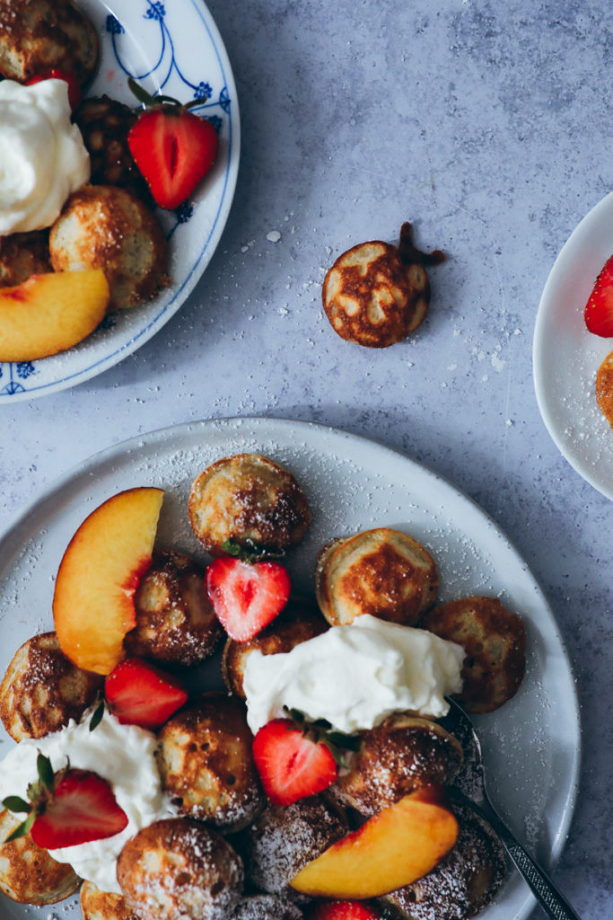 Poffertjes dutch pancakes recipe rezept aebleskiver foodstylist food styling frühstücksideen brunch zuckerzimtundliebe Foodblog Erdbeeren Backblog