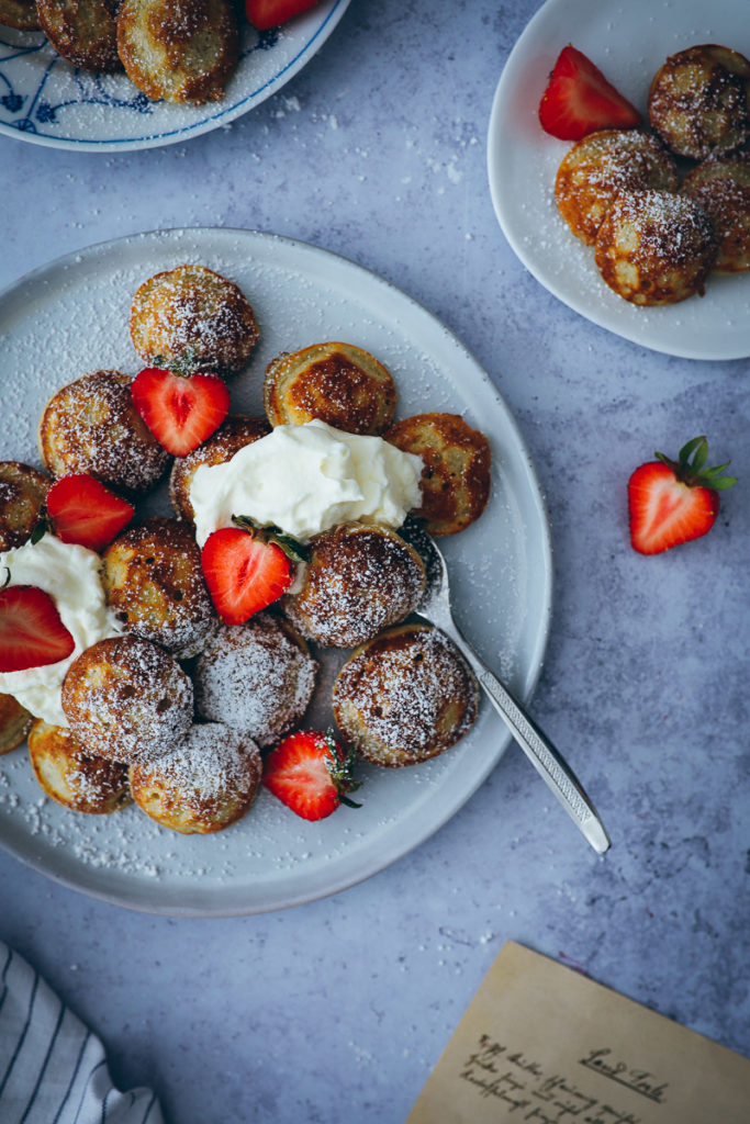 Poffertjes dutch pancakes recipe rezept aebleskiver foodstylist food styling frühstücksideen brunch zuckerzimtundliebe Foodblog Erdbeeren Backblog