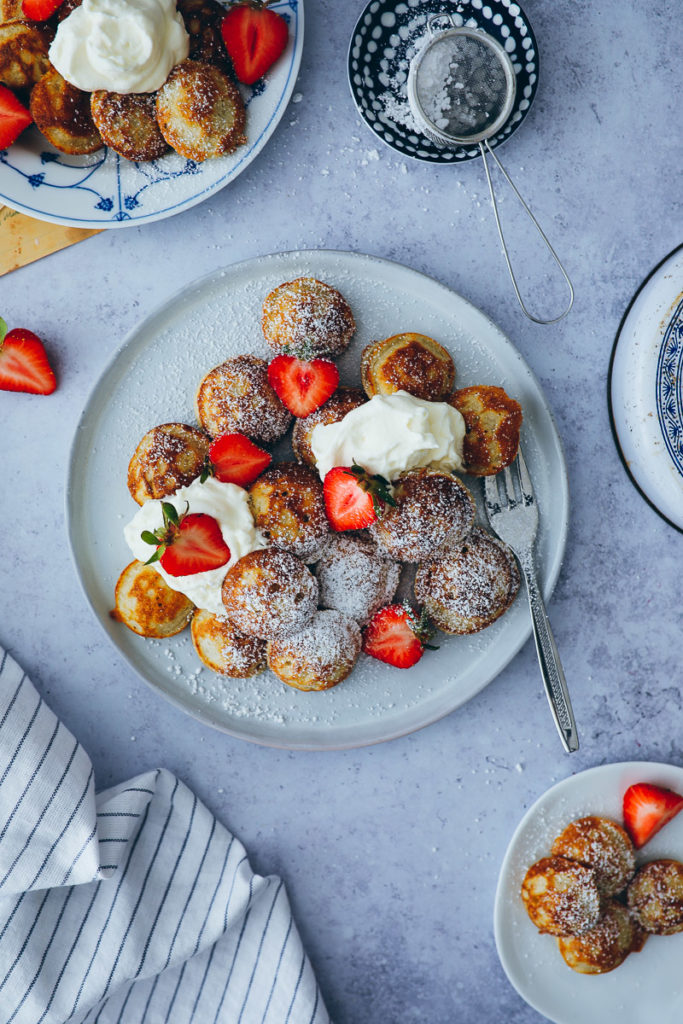 Poffertjes dutch pancakes recipe rezept aebleskiver foodstylist food styling frühstücksideen brunch zuckerzimtundliebe Foodblog Erdbeeren Backblog