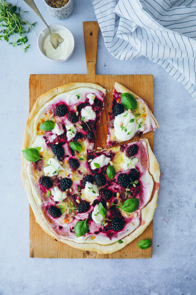 Brombeer Flammkuchen blackberry flatbread pizza recipe rezept abendessen einfaches mittagessen flammkuchen grundrezept flammkuchen teig selber machen brombeer rezepte beeren rezepte sommerrezepte brunch ideen zuckerzimtundliebe foodblog backblog foodstylist food styling food photography the bakefeed food 52