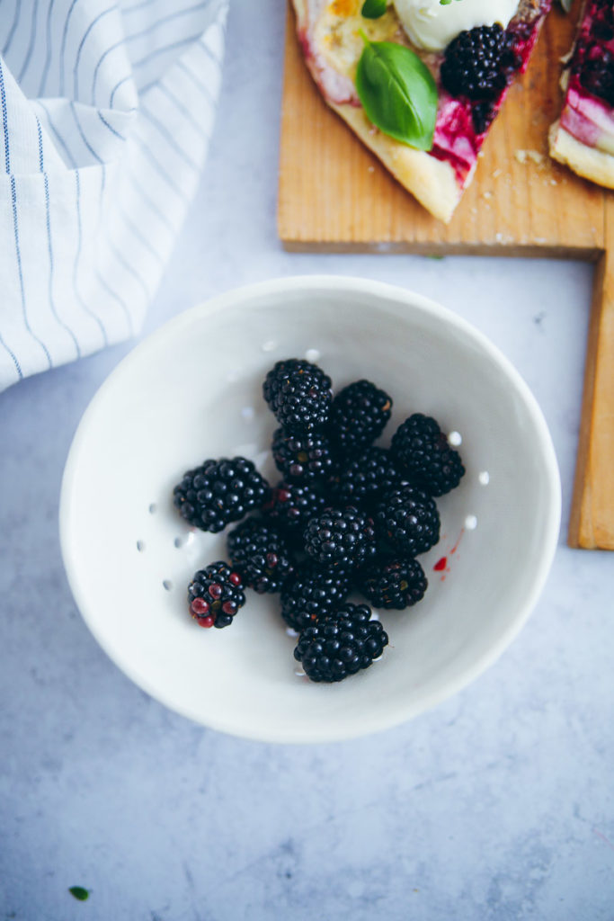 Brombeer Flammkuchen blackberry flatbread pizza recipe rezept abendessen einfaches mittagessen flammkuchen grundrezept flammkuchen teig selber machen brombeer rezepte beeren rezepte sommerrezepte brunch ideen zuckerzimtundliebe foodblog backblog foodstylist food styling food photography the bakefeed food 52