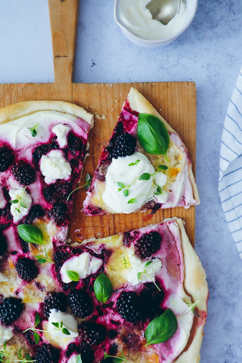 Rezept für Brombeere-Ricotta Flammkuchen – blackberry flatbread recipe