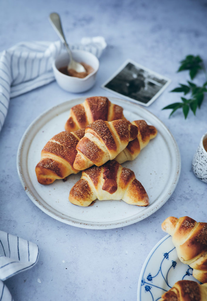 Schoko hörnchen rezept selber backen eienfaches rezept frühstück brunch idee einfacher hefeteig brötchen crescent rolls schokocroissant schokohörnchen zuckerzimtundliebe foodstyling food photography backblog foodblog german deutscher foodblog the bakefeed
