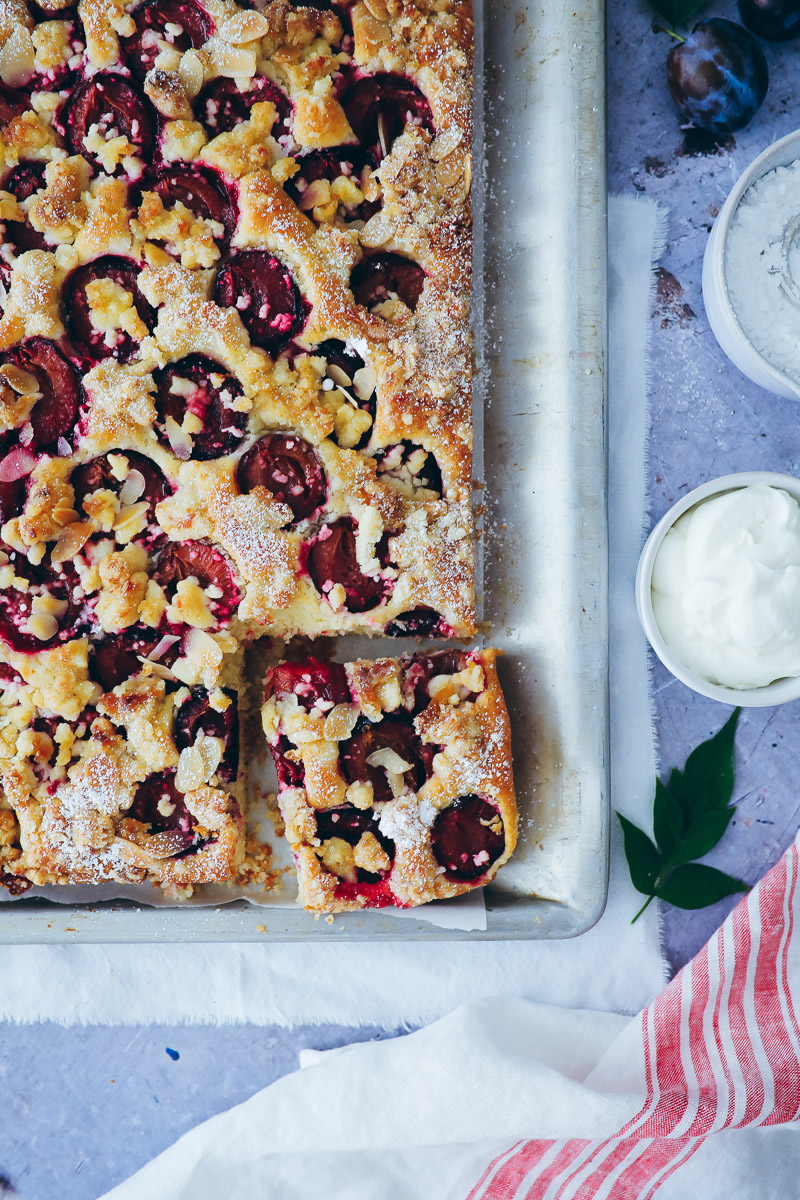 Rezept für Pflaumenkuchen mit Marzipanstreuseln ohne Hefe – marzipan streusel plum cake (enthält Werbung)