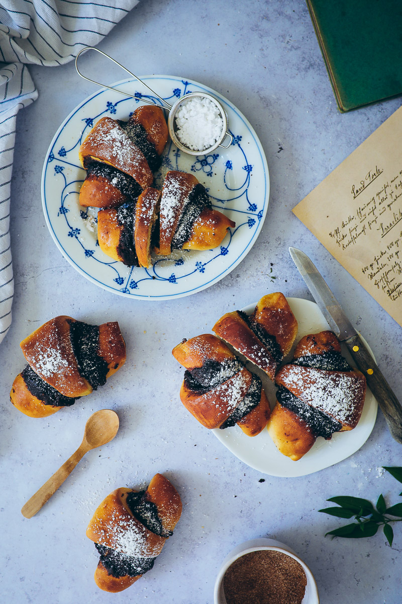 Rezept für fluffige Hörnchen mit Zuckerzimt obenauf oder Schokofüllung – fluffy chocolate oder cinnamon crescents