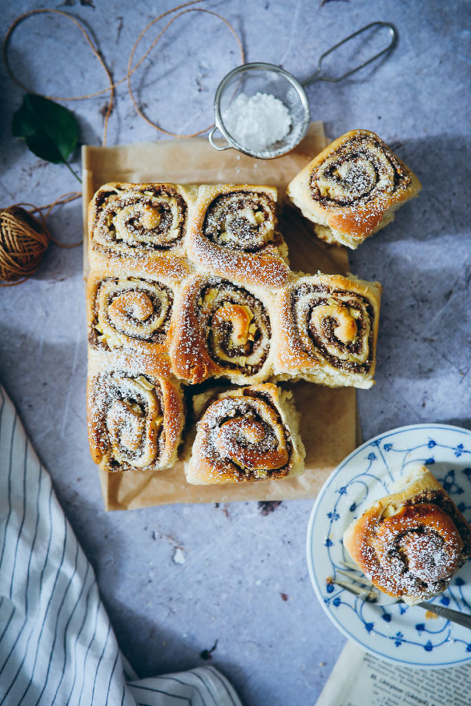 Apfelschnecken Nussschnecken Zimtschnecken Apfel füllung Nussfüllung food Styling food photography backblog zuckerzimtundliebe apple rolls buns hefeteig einfach herbstrezept apfelkuchen apfelrezept