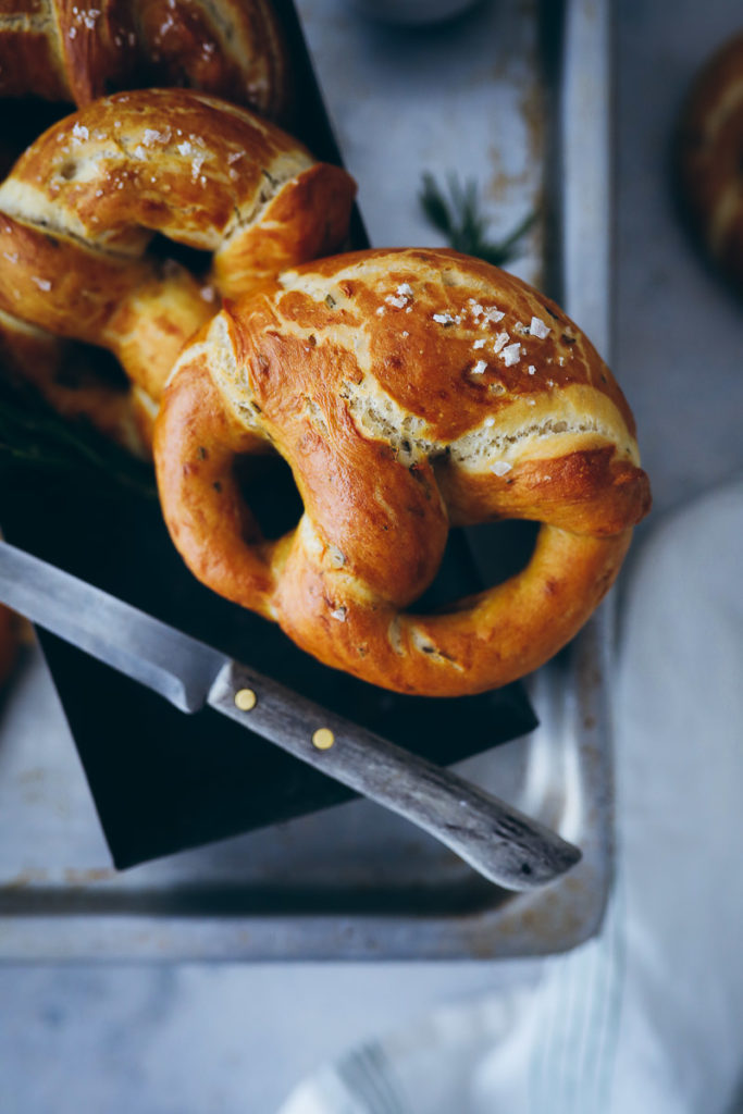 Rezept Laugenbrezeln Laugengebäck Rosmarin brezeln german style soft rosemary pretzels hefeteig trockenhefe zuckerzimtundliebe foodblog backblog foodstylist brunchrezepte frühstücksrezept 