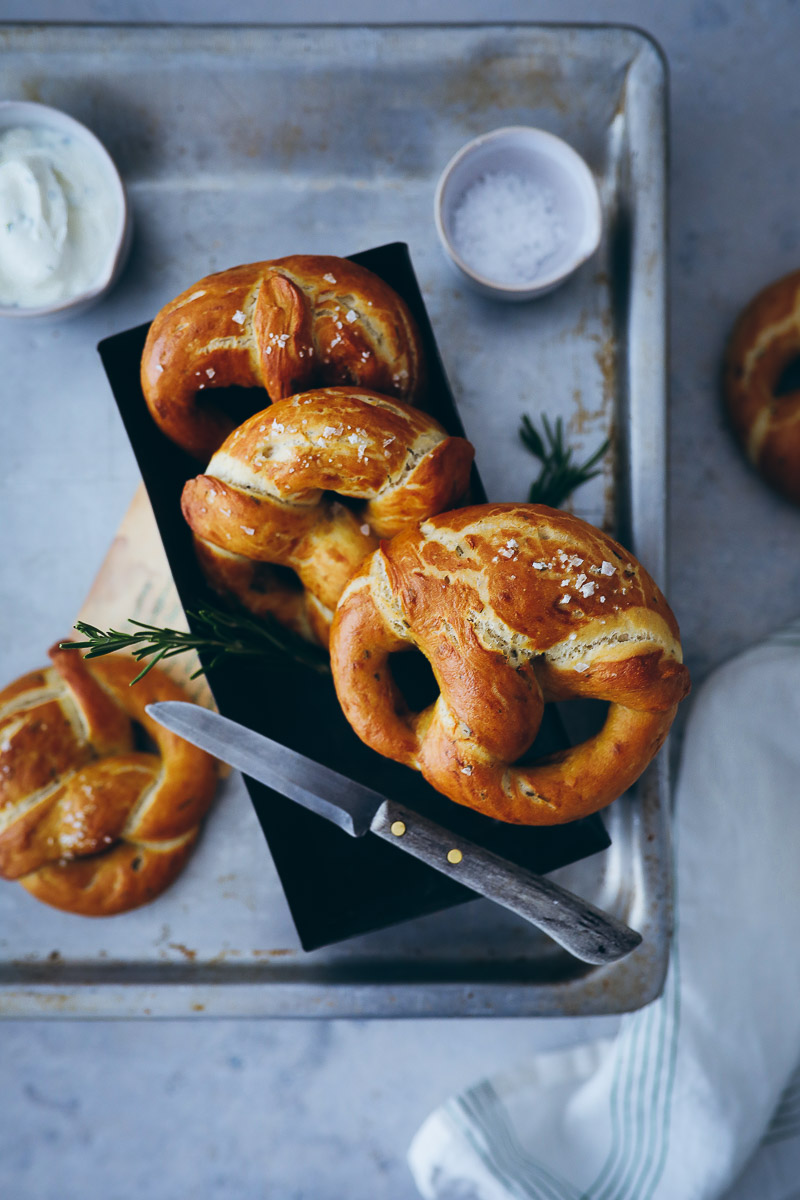 Rezept für selbstgemachte Rosmarin-Laugenbrezeln – rosemary soft pretzels