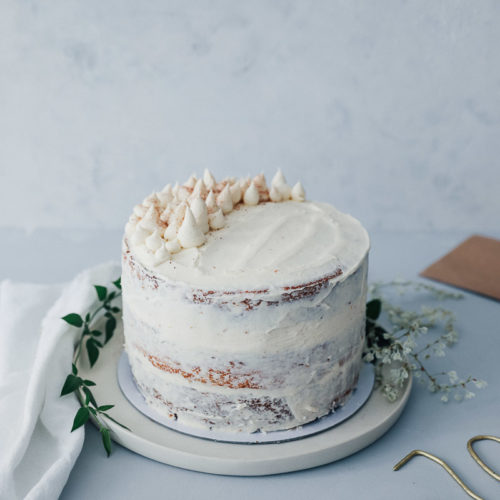 Semi naked cake rezept grundrezept lagen torte 20cm haselnuss nusskuchen kaffee kuchen tchibo 70 jahre jubiläum cream cheese frosting foodstyling tortenrezept hochzeitstorte selber backen food photography backblog zuckerzimtundliebe