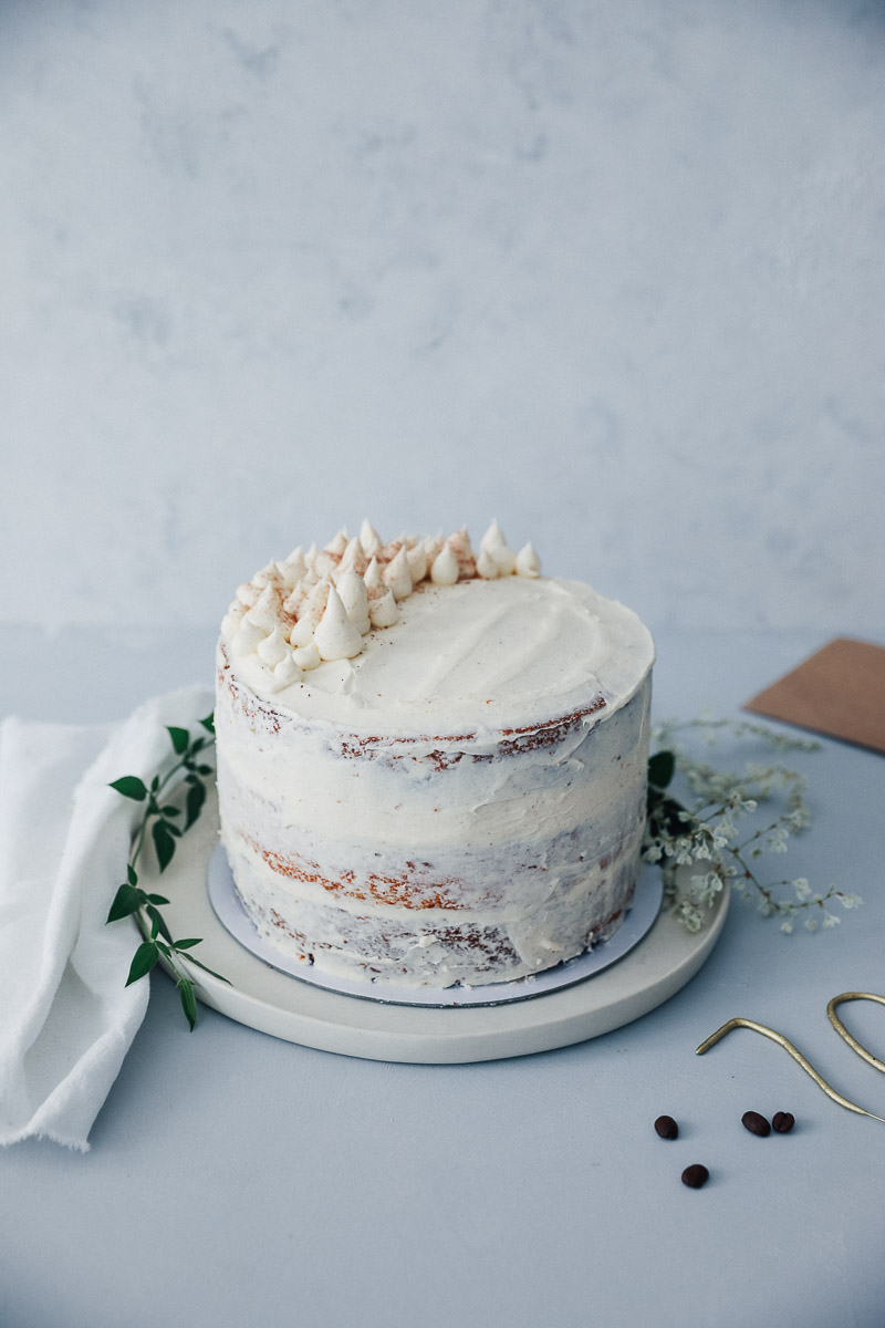 Semi naked cake rezept grundrezept lagen torte 20cm haselnuss nusskuchen kaffee kuchen tchibo 70 jahre jubiläum cream cheese frosting foodstyling tortenrezept hochzeitstorte selber backen food photography backblog zuckerzimtundliebe