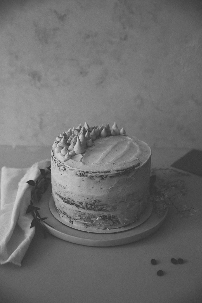 Semi naked cake rezept grundrezept lagen torte 20cm haselnuss nusskuchen kaffee kuchen tchibo 70 jahre jubiläum cream cheese frosting foodstyling tortenrezept hochzeitstorte selber backen food photography backblog zuckerzimtundliebe