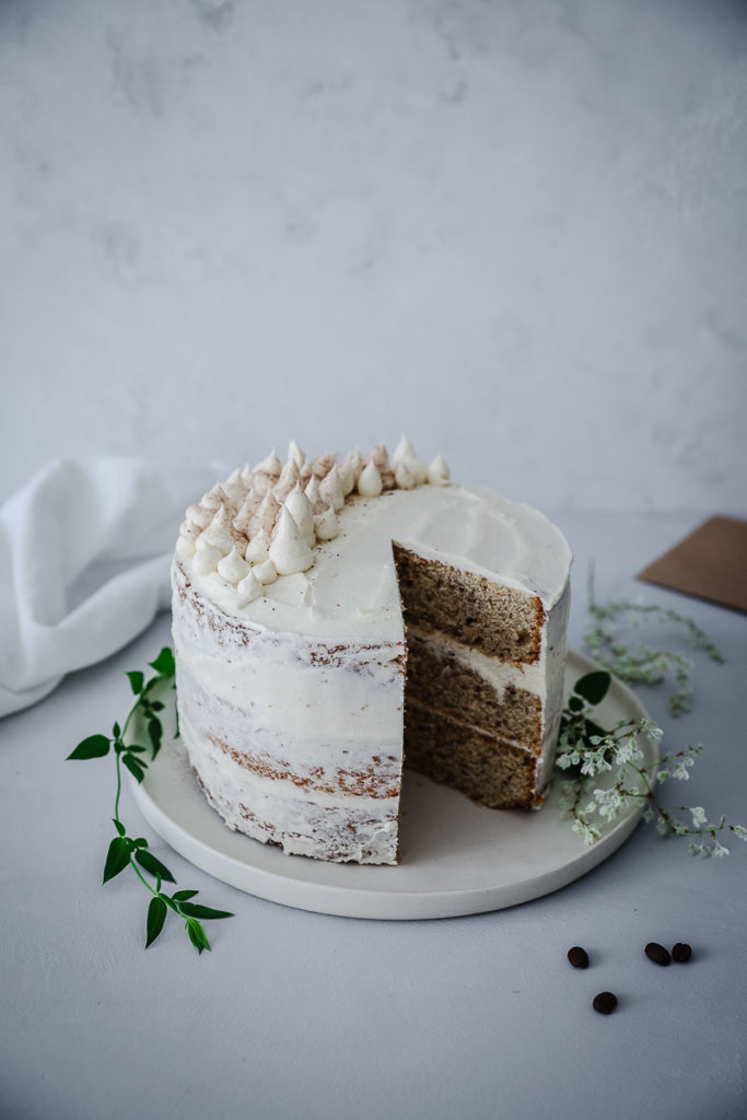 Semi naked cake rezept grundrezept lagen torte 20cm haselnuss nusskuchen kaffee kuchen tchibo 70 jahre jubiläum cream cheese frosting foodstyling tortenrezept hochzeitstorte selber backen food photography backblog zuckerzimtundliebe